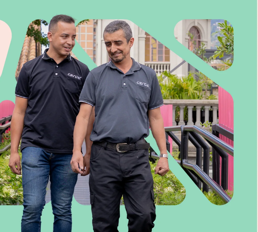Dos colaboradores de Cesde conversando mientras caminan por el campus