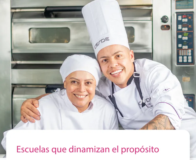 Docente y estudiante de la escuela de gastronomía presentando un plato
