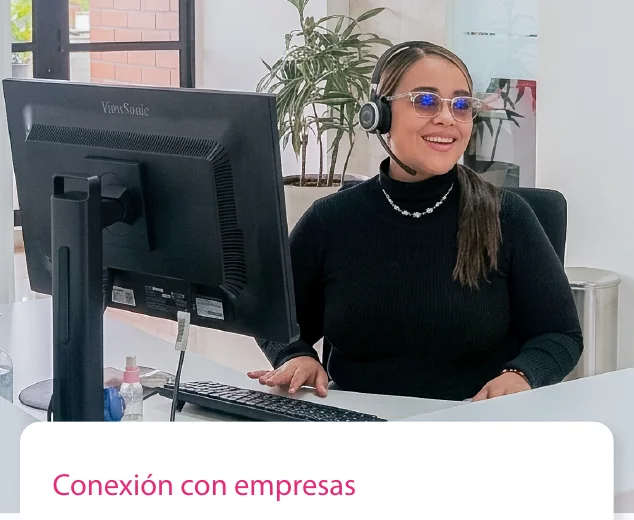 Colaboradora atendiendo con diadema en un punto de conexión con empresas