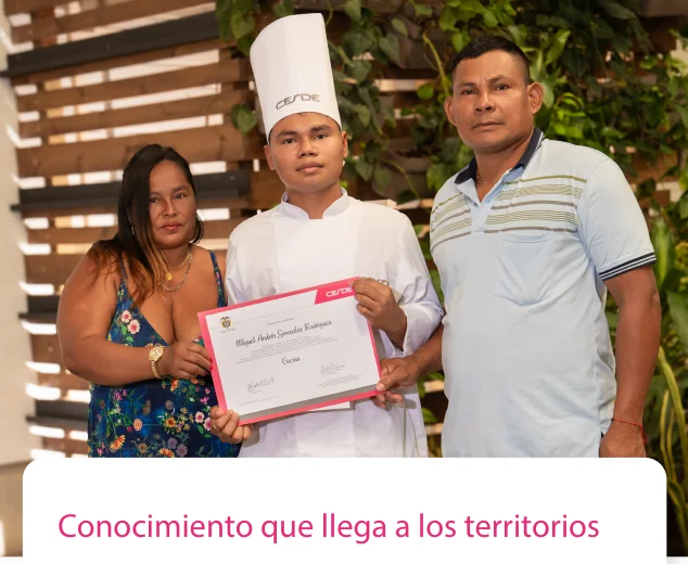 Estudiante recibiendo su certificado junto a su familia
