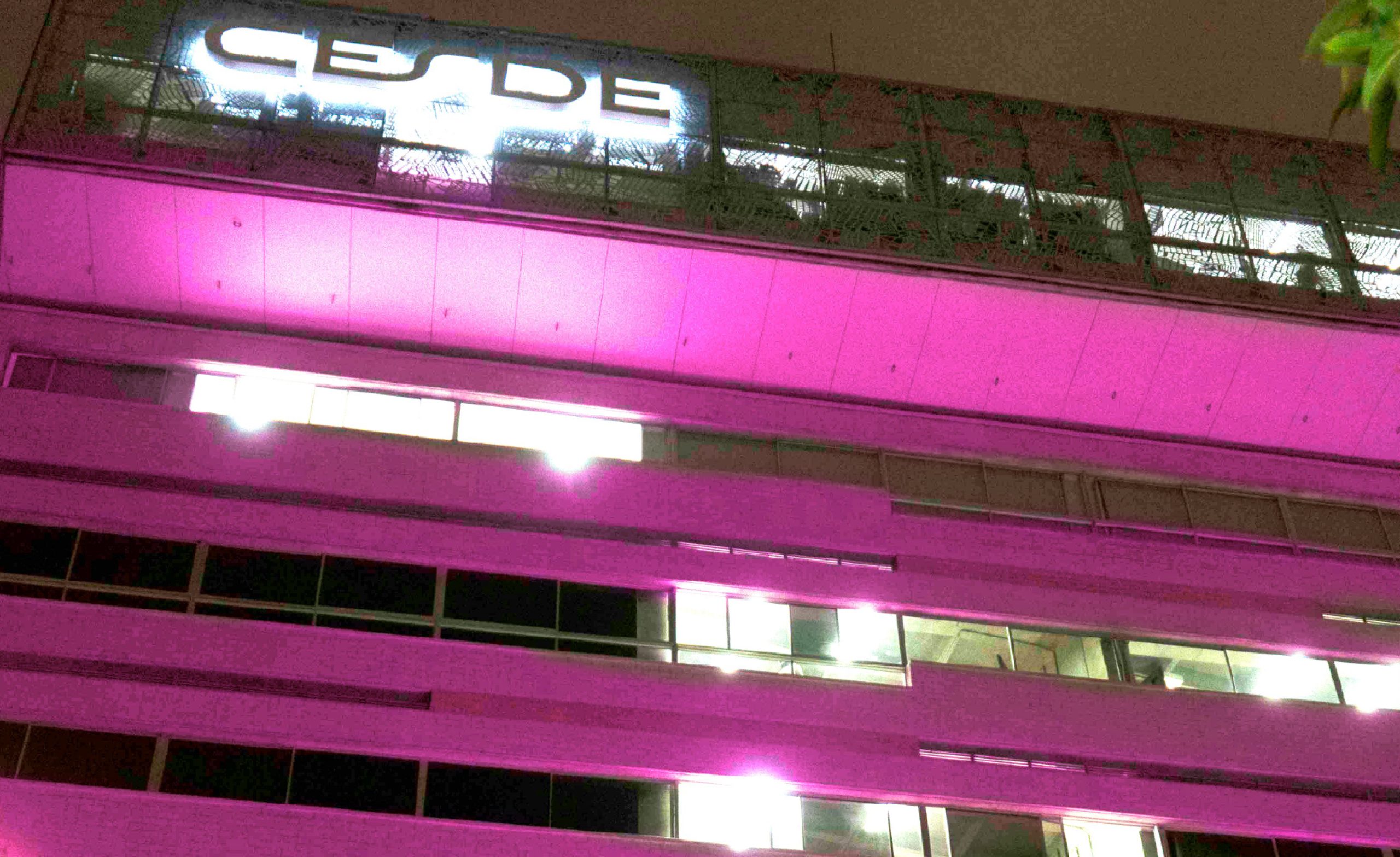 encabezado sala de prensa Cesde se viste de rosa